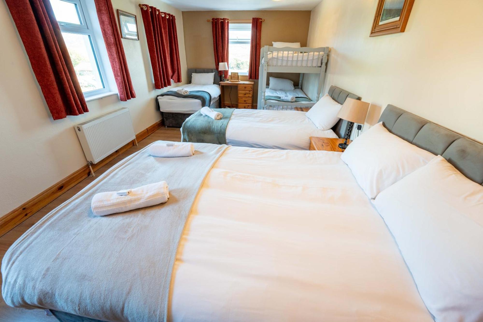 Aras Ghleann Cholm Cille Hotel Гленкалъмкил Екстериор снимка